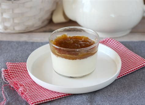 Tradičná vanilková panna cotta preliata sviežou vanilkovou omáčkou je ako stvorená na leto