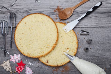 Ilustrácia piškótového cesta a jeho pečenia