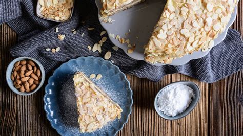 Švédska mandľová torta s brusnicami a posypaná práškovým cukrom