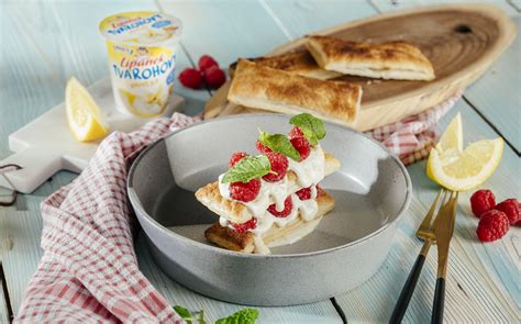 Fotografia najjemnejšieho tvarohového koláča s malinami