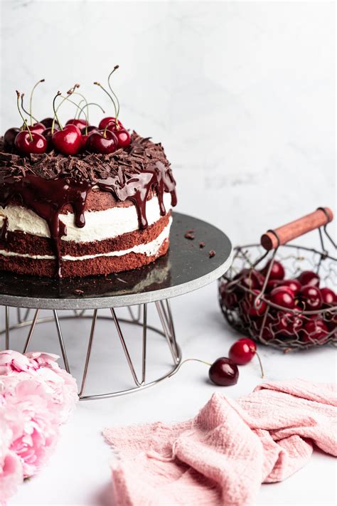 Čokoládová torta ozdobená čerstvými čerešňami