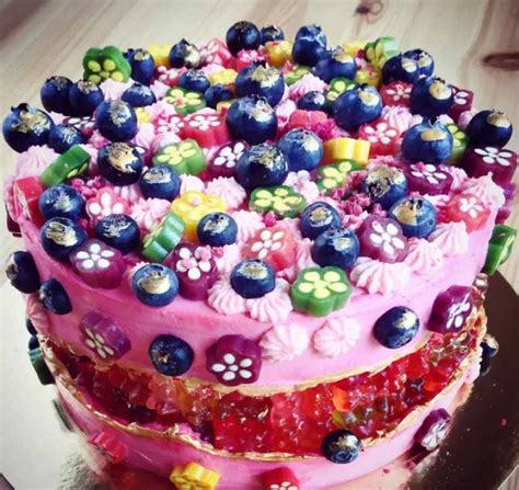 Deti zdobia tortu s Haribo cukríkmi