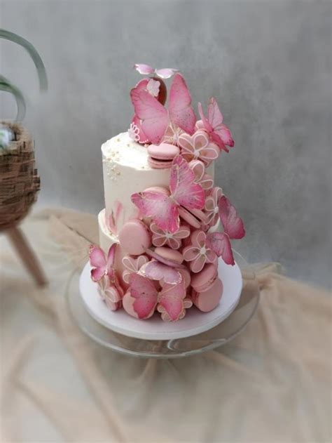 Zdobená torta s motýľmi a srdcom