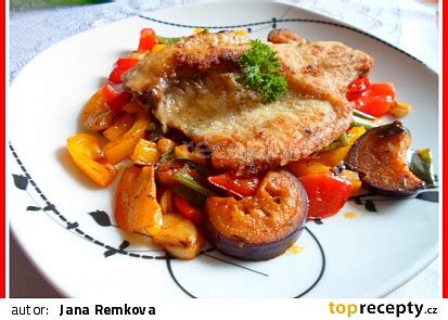 Servírované antipasto s marinovanou zeleninou a parmezánom