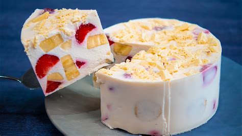 Hotová torta s želatínovými kockami