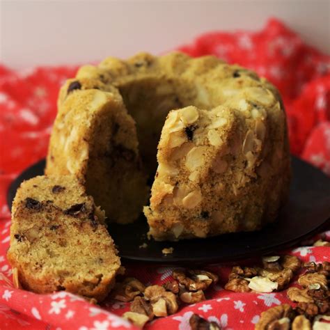 Štruktúra bábovky s viditeľnými kúskami orechov a kakaa