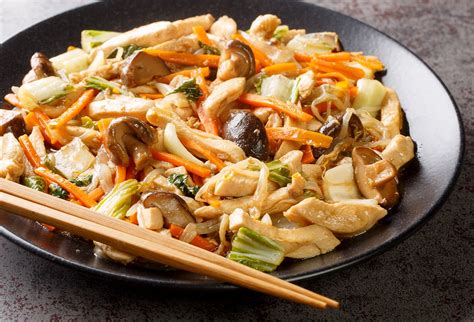 Misa plná bravčového Chop Suey s rezancami