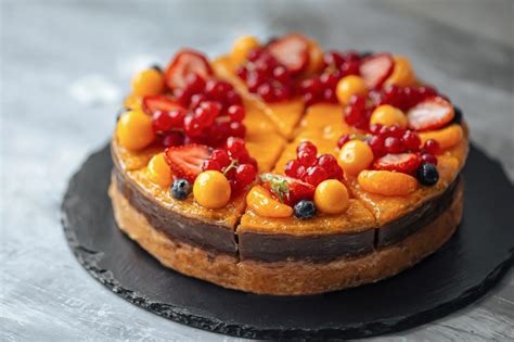 Rozličné druhy tort: čokoládová, ovocná, mrkvová, sacherová