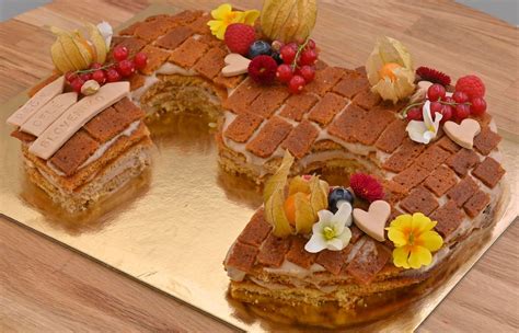 Torta v tvare auta alebo s motívom pretekárskej dráhy