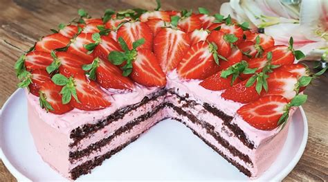 Svieža jahodová torta s čerstvými jahodami a mätou