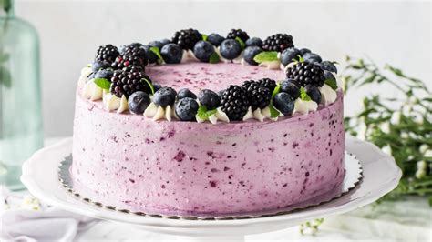 Vrstvená torta s tvarohovou plnkou a čučoriedkami