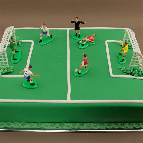 Torta s motívom futbalového ihriska a hráčmi
