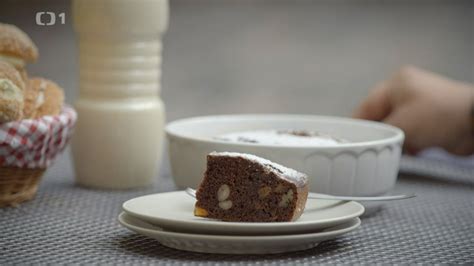 Rozrezaná buchta s vytiekajúcou plnkou