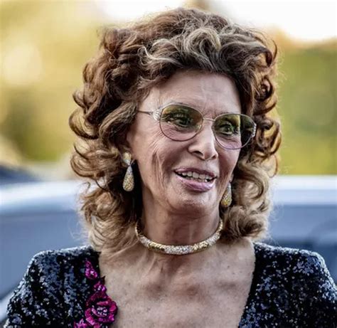 Sophia Loren cvičiaca na záhrade