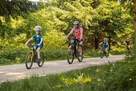 Rodina na elektrobicykloch