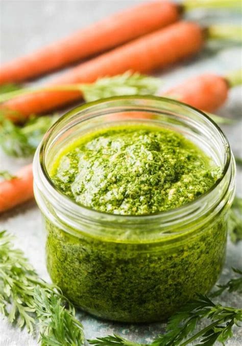 pesto z mrkvovej vňate v miske
