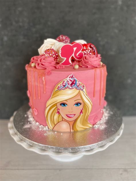 Rôzne typy Barbie tort (bábika v torte, jedlý obrázok, tvarovaná torta)