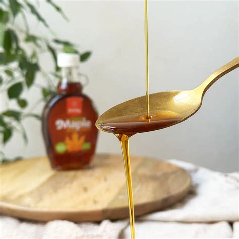 Misky s rôznymi sladidlami: med, javorový sirup, melasa