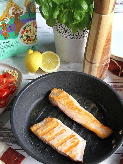 Filet z lososa na panvici s bylinkami