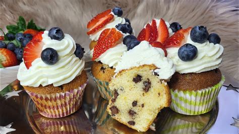 Muffiny s tvarohovým krémom a mascarpone zdobené jahodami