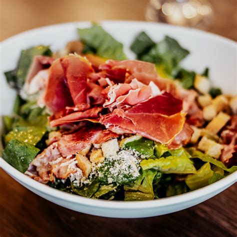 Špenátový šalát s prosciuttom a parmezánom