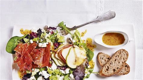 Farebný šalát s prosciuttom a hruškami