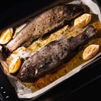 Čerstvý pstruh pripravený na pečenie