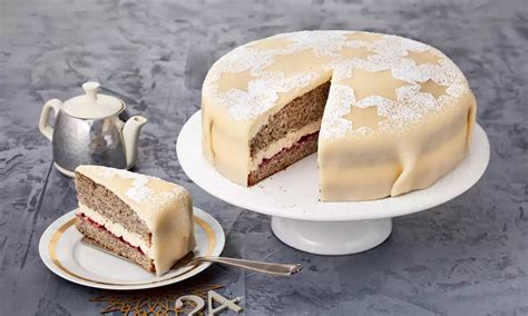 slávnostná marcipánová torta na stole