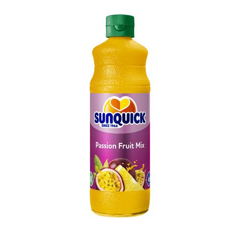 fľaša sirupu Sunquick a čerstvé pomaranče na kuchynskej linke