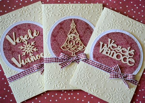 ručne vyrábané vianočné pohľadnice s dekoráciami