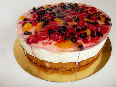 Svieža smotanovo-ovocná torta s vrstvami ovocia a krému