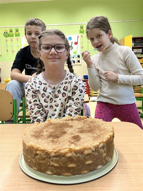 Pohľad na krájanú jablkovú želatínovú tortu