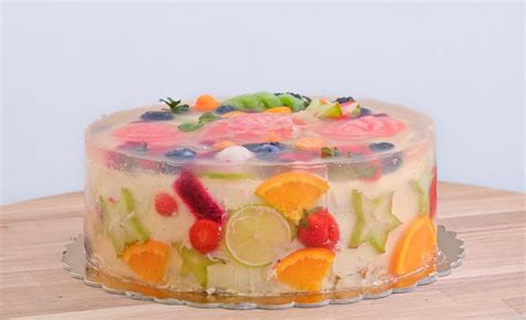 Torta ozdobená želé z granátového jablka