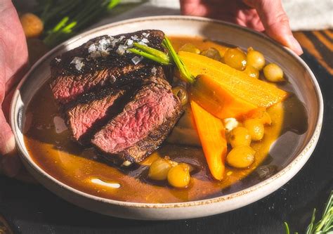 Pštrosí steak na drevenej doske