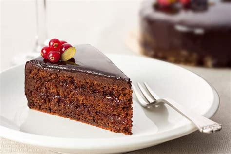 Vegánska Sacherova torta s marhuľovým džemom