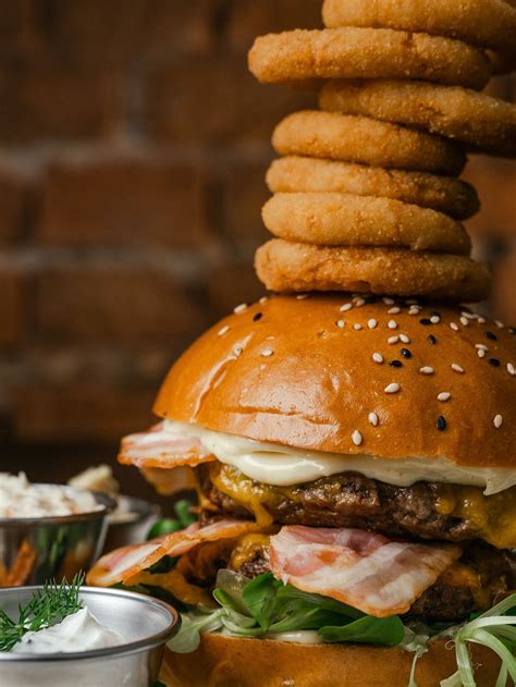 Rôzne typy burgerov a burrit v ponuke