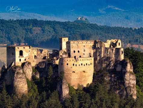 Panoramatický pohľad na Lietavský hrad