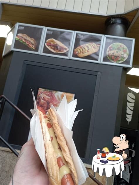 Rôznorodosť rýchleho občerstvenia (burgre, kebab, bagety)