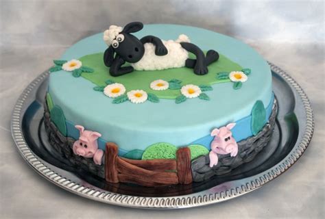 Torta s ovečkou Timmy a malými figúrkami