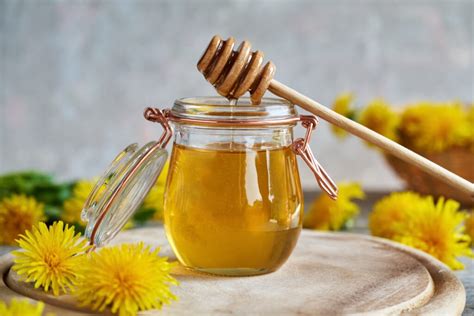 Ingrediencie na púpavový sirup za studena: kvety púpavy, citrón, cukor/med