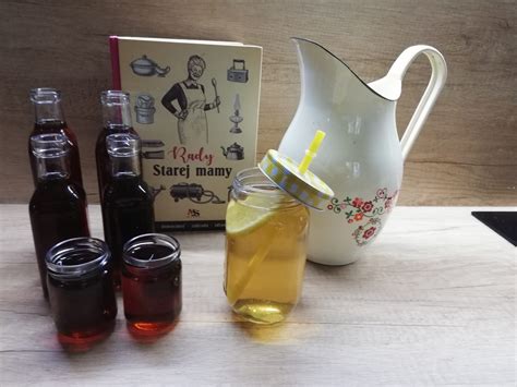 Hotový nevarený púpavový sirup v pohári s lyžičkou