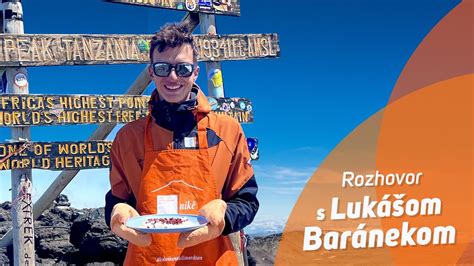 Lukáš Baránek pripravuje halušky na Kilimandžáre