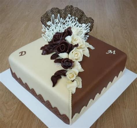 Torta ozdobená čokoládovými tyčinkami a stuhou