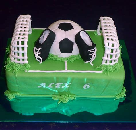 Futbalová lopta torta s detailnými päťuholníkmi a šesťuholníkmi