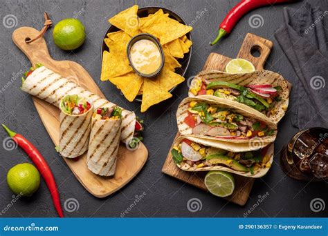 Rôzne druhy burritos a nachos s čerstvými salsami