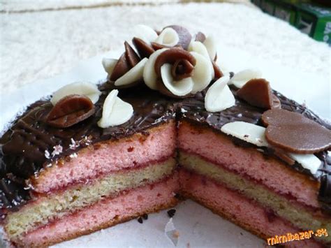 Hotová punčová torta s cukrovou polevou