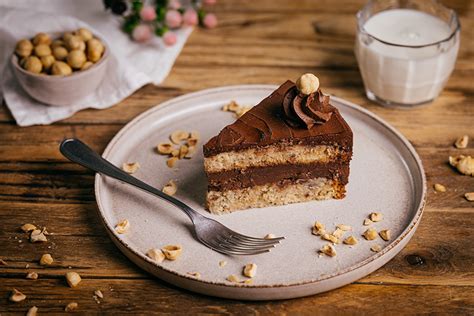 Vegánska čokoládová torta s karamelizovanými orechmi