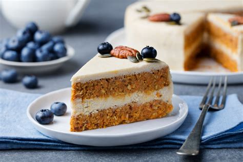 Plátok vegánskej mrkvovej torty
