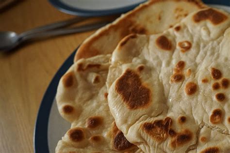 Čerstvý Naan v tandoor peci