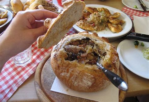 Bigos servírovaný v bochníku chleba